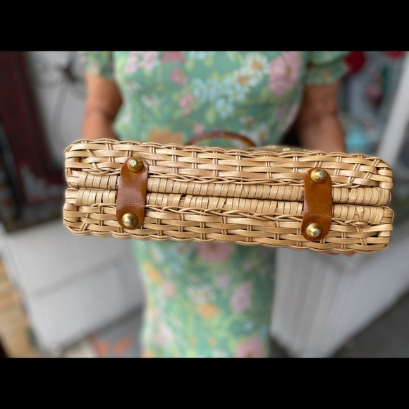 60•s Princess charming VNTG rattan Seashell/lucite - Picture 5 of 7